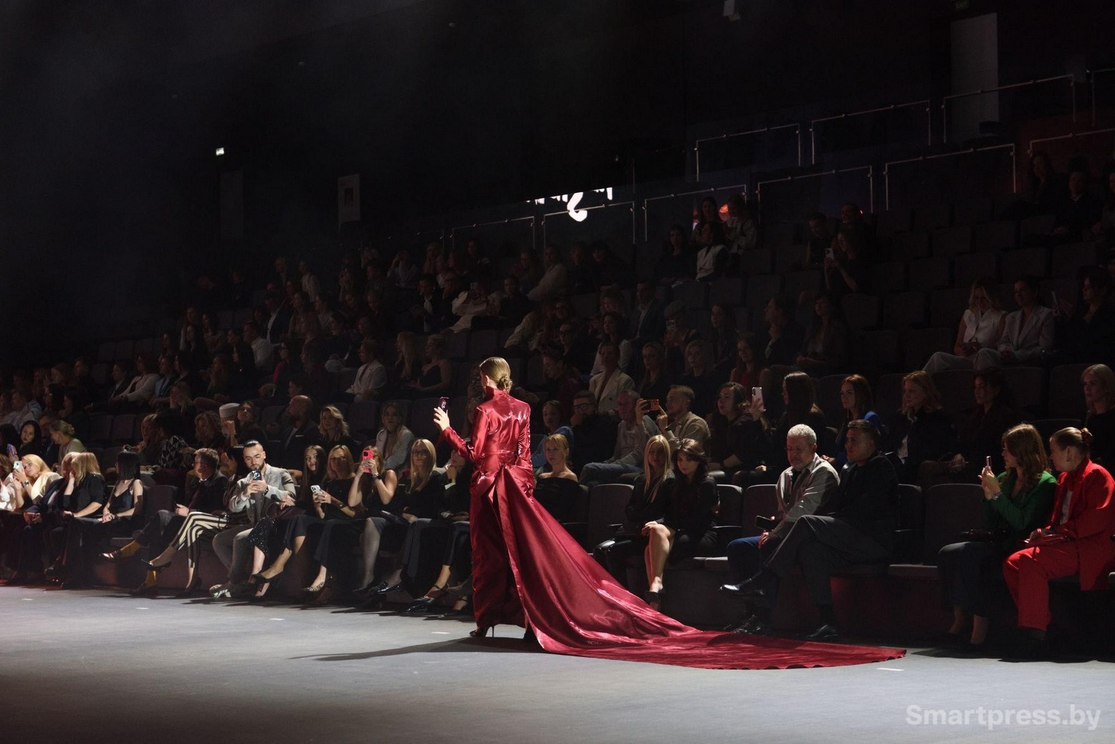 13-Наталья Ляховец и ее красное платье.jpg