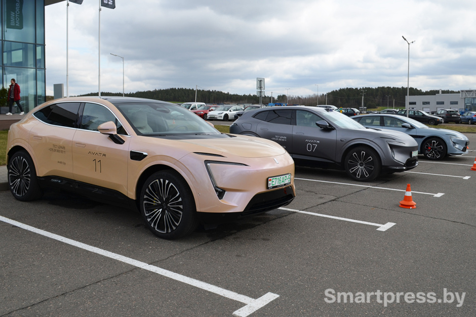 Кроссоверы Avatr 07, Avatr 11 и гран-купе Avatr 12.jpg