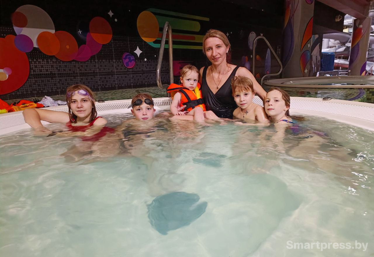 Семья в бассейне