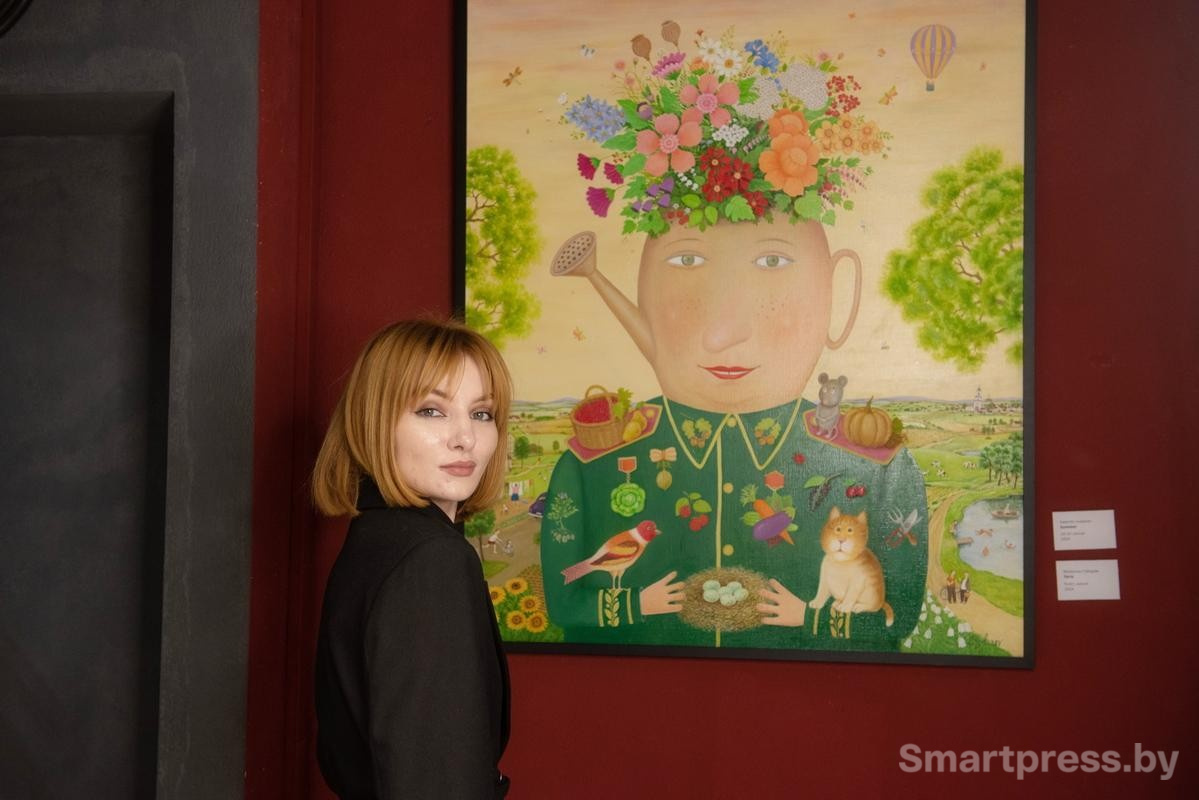 8-Представитель Imperia Orchestra Анна Абразевич возле картины Лето.jpg