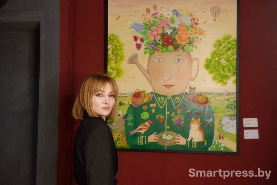 8-Представитель Imperia Orchestra Анна Абразевич возле картины Лето.jpg