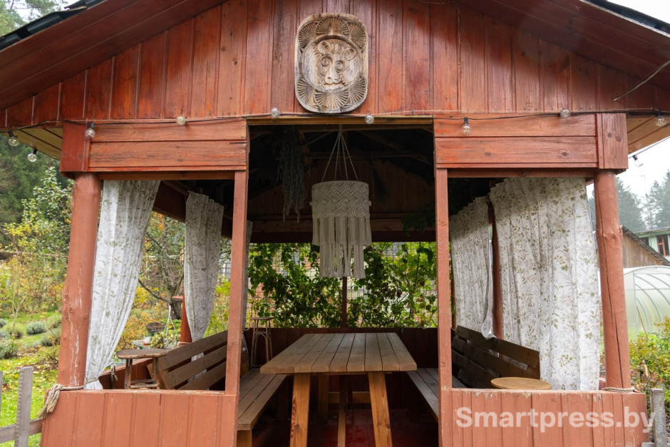 13-Колоритная беседка с воздушными шторами.jpg