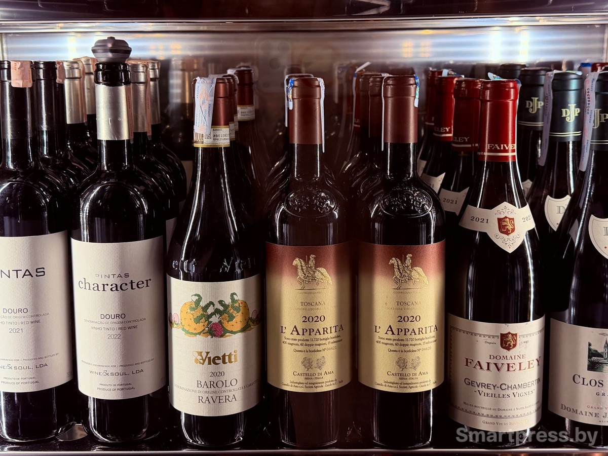 2-Вино в баре Nola.jpg