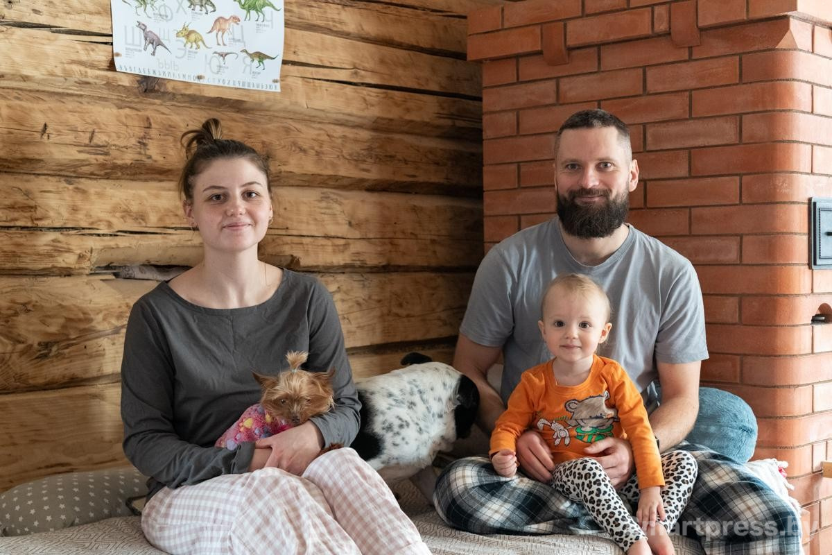 1-Больше года назад семья Петрашевских переехала из Минска в деревню.jpg