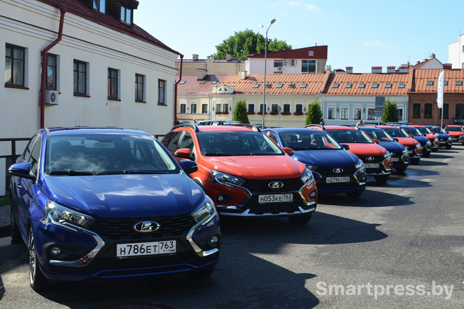 Lada Iskra на парковке