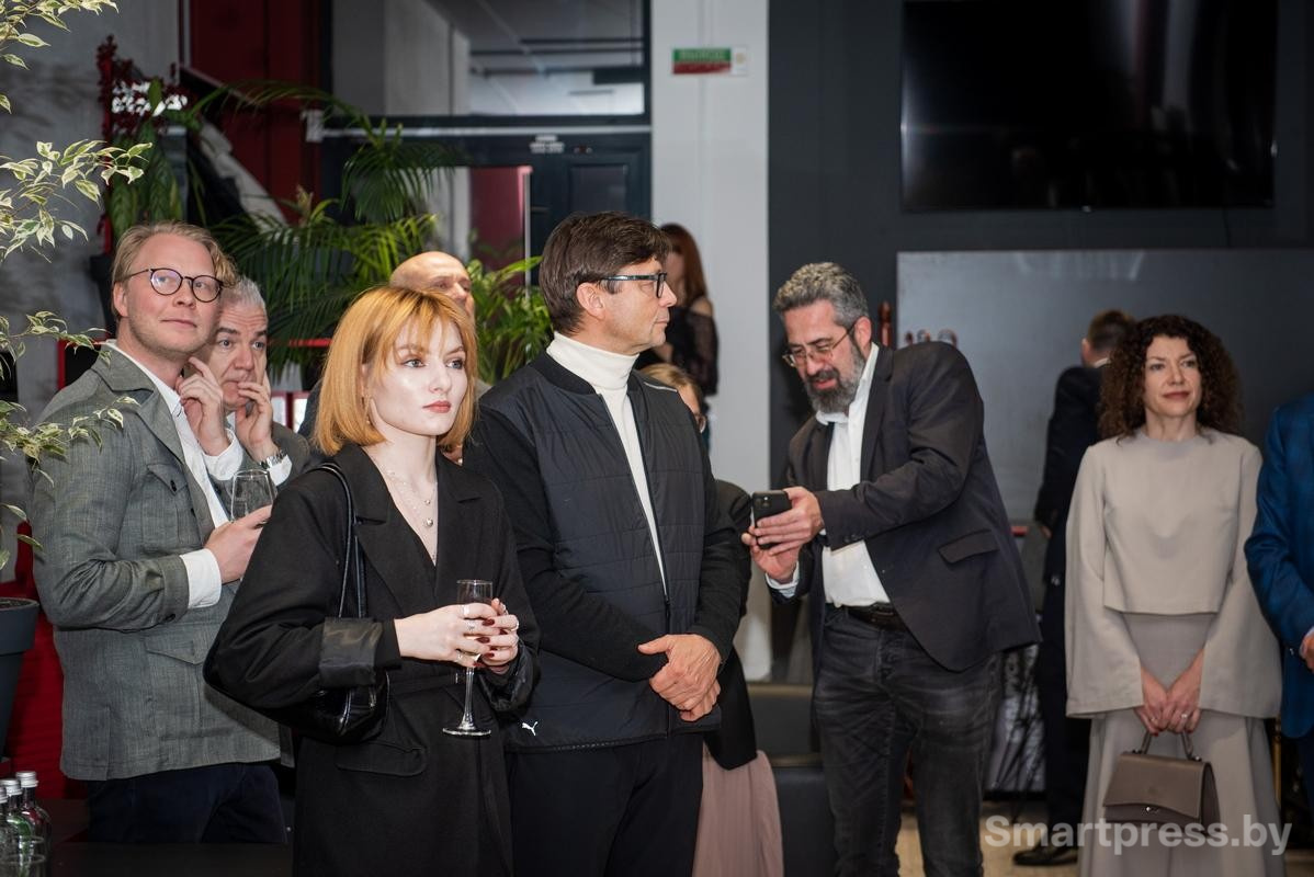 2-Гости арт-мероприятия Валентина Губарева.jpg