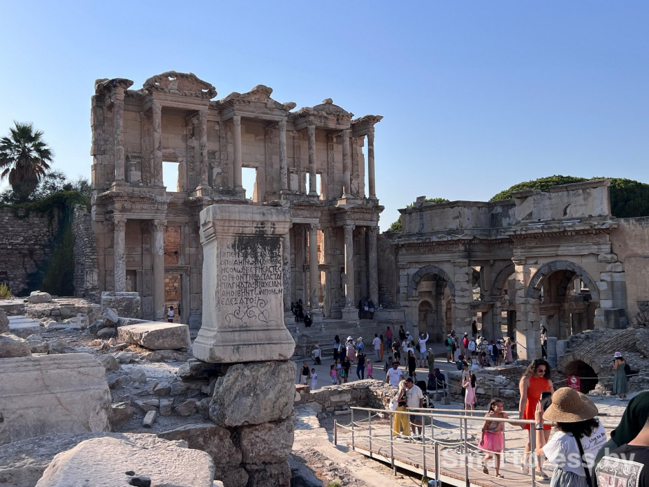 7-Эфес Библиотека Цельса.jpg