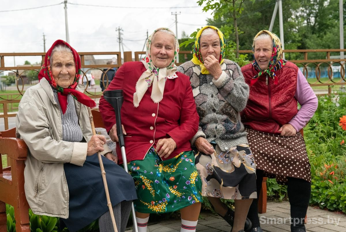 1-Бабушки на лавочке в деревне.jpg