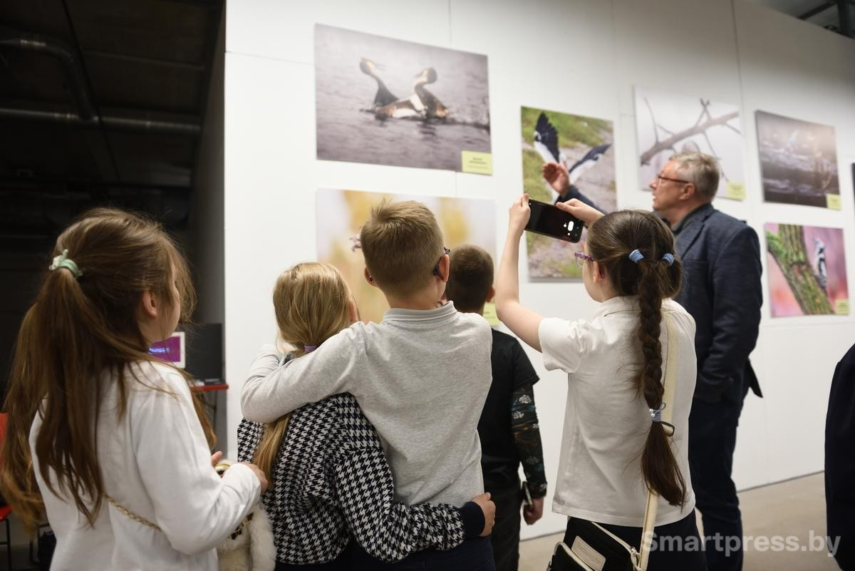 9-Дети на фотовыставке Дикая природа Беларуси 2025.jpg