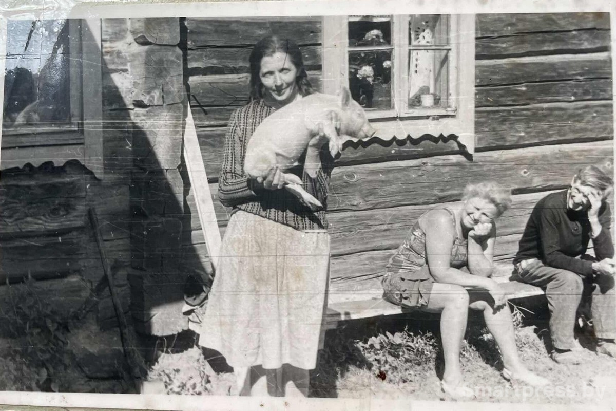27-Мария Брониславовна (баба Маня) возле хаты в Перевозах.jpg