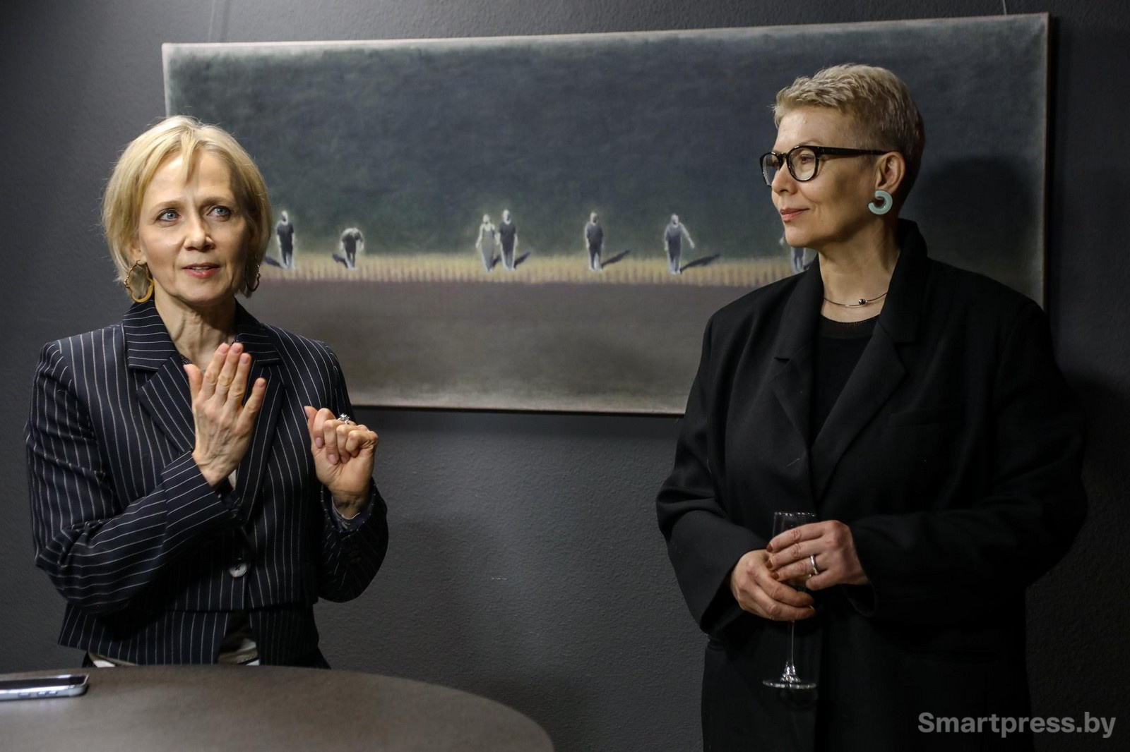 24-Юлия Кочубей и Татьяна Радивилко на фоне картины Утреннее шоу.jpg