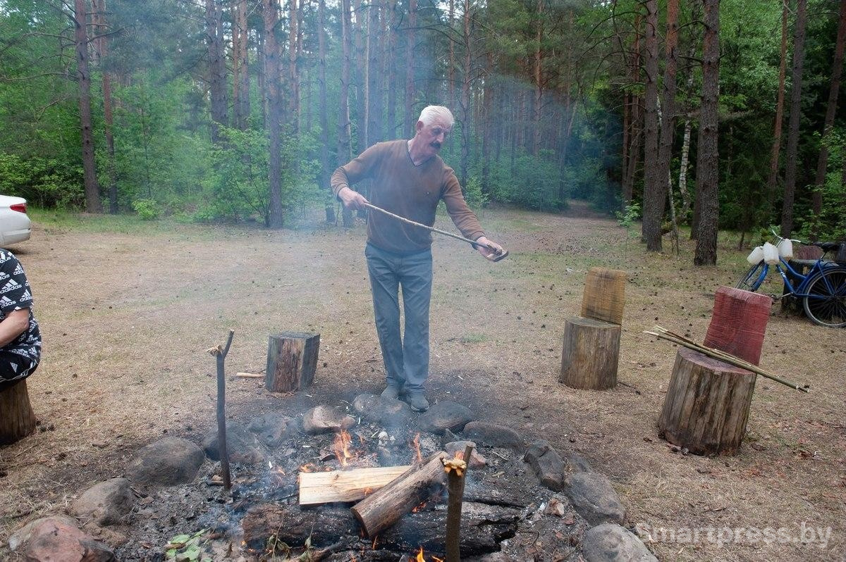 20-Валерий Прищик готовит сало на костре.jpg