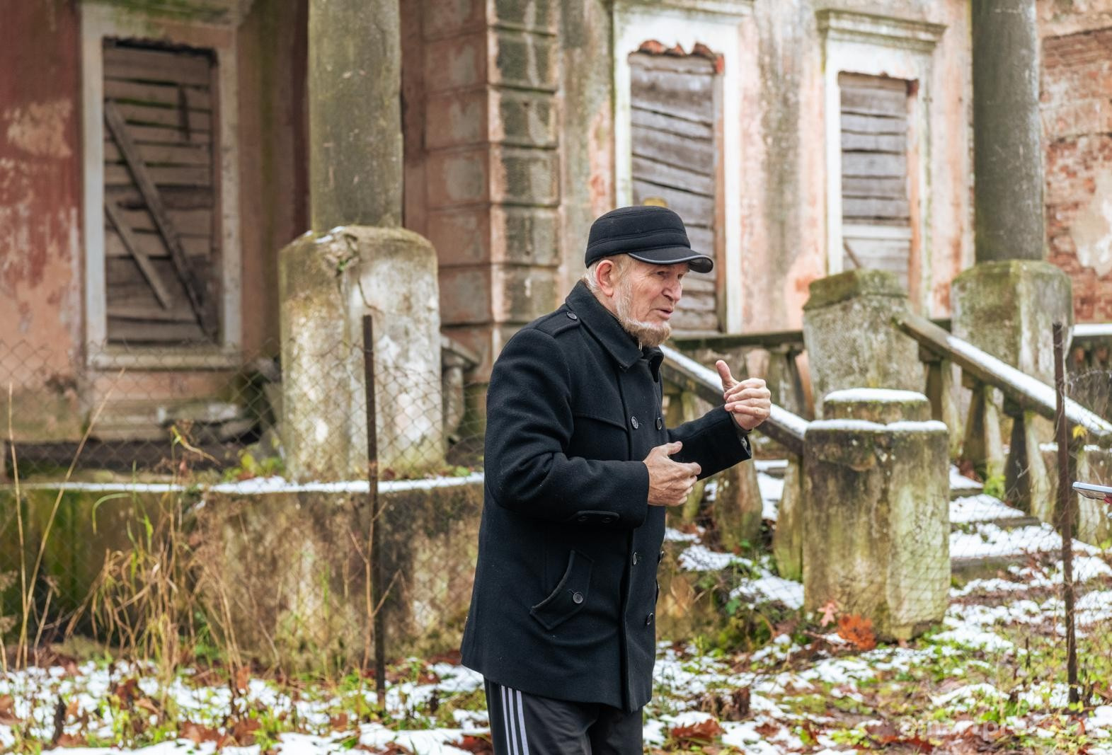 25-Василий Лавринович возле имения Котлубаев.jpg