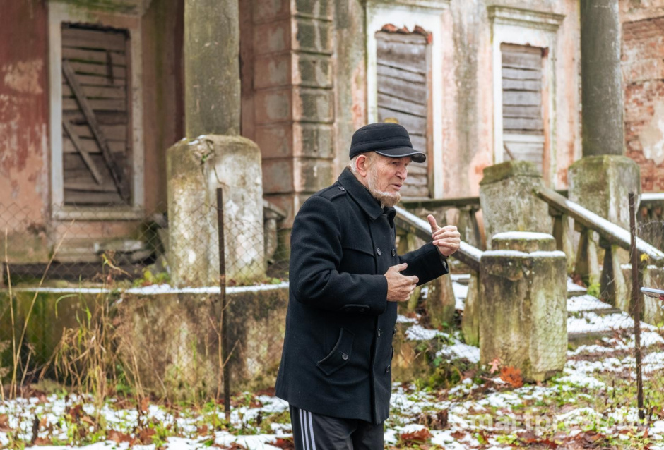 25-Василий Лавринович возле имения Котлубаев.jpg