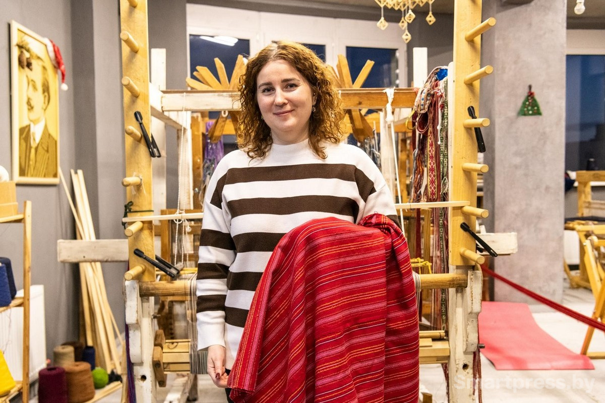 1-Анастасия Озарчук с полотном для андарака.jpg