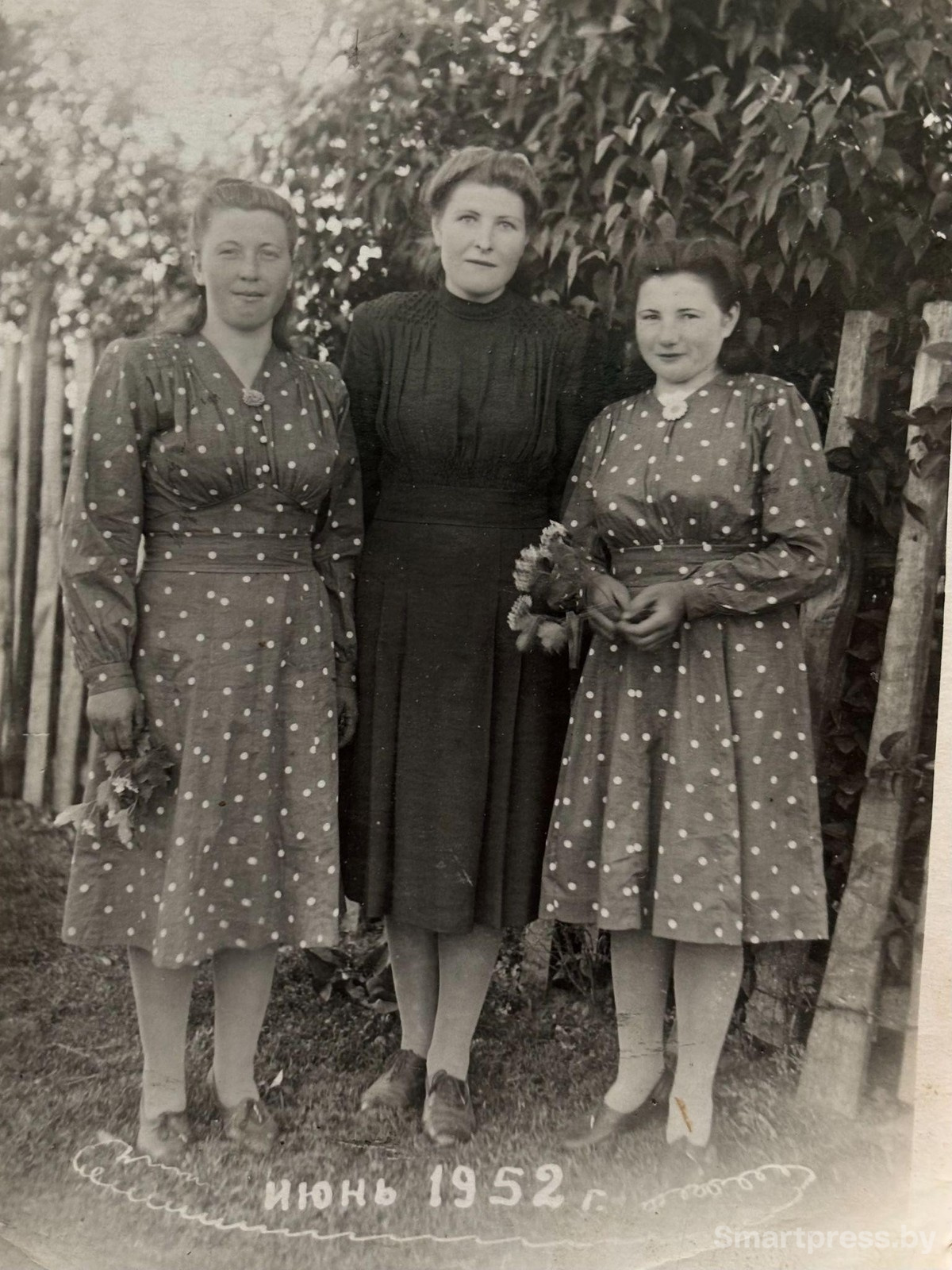 4-Алёна Александровна на фото крайняя справа июнь 1952 года.jpg