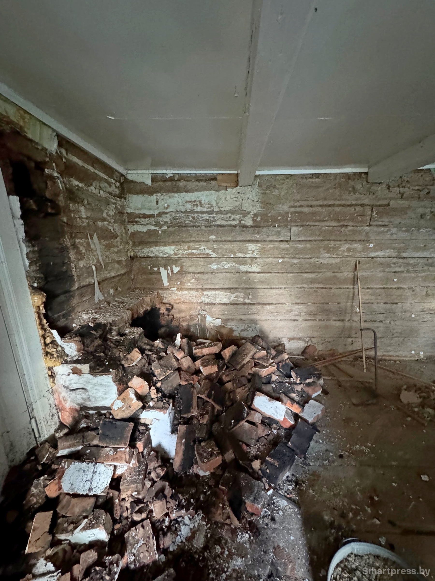 18-Первым делом ребята сорвали обои и разобрали печку.jpg