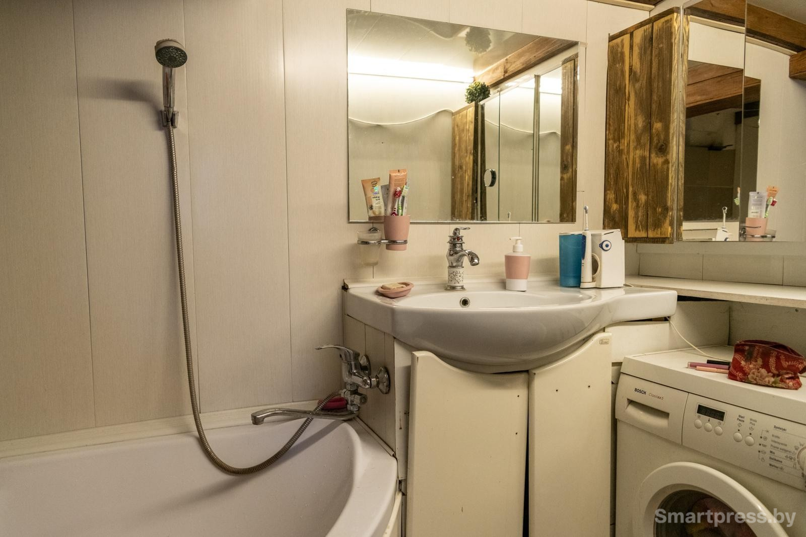 12-Женщина сама провела воду в дом.jpg