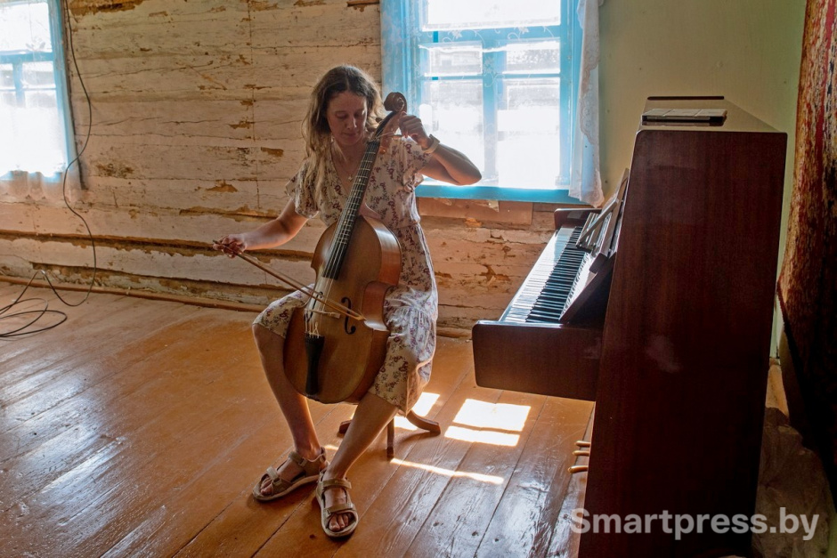 22-Татьяна играет на виоле да гамба.jpg