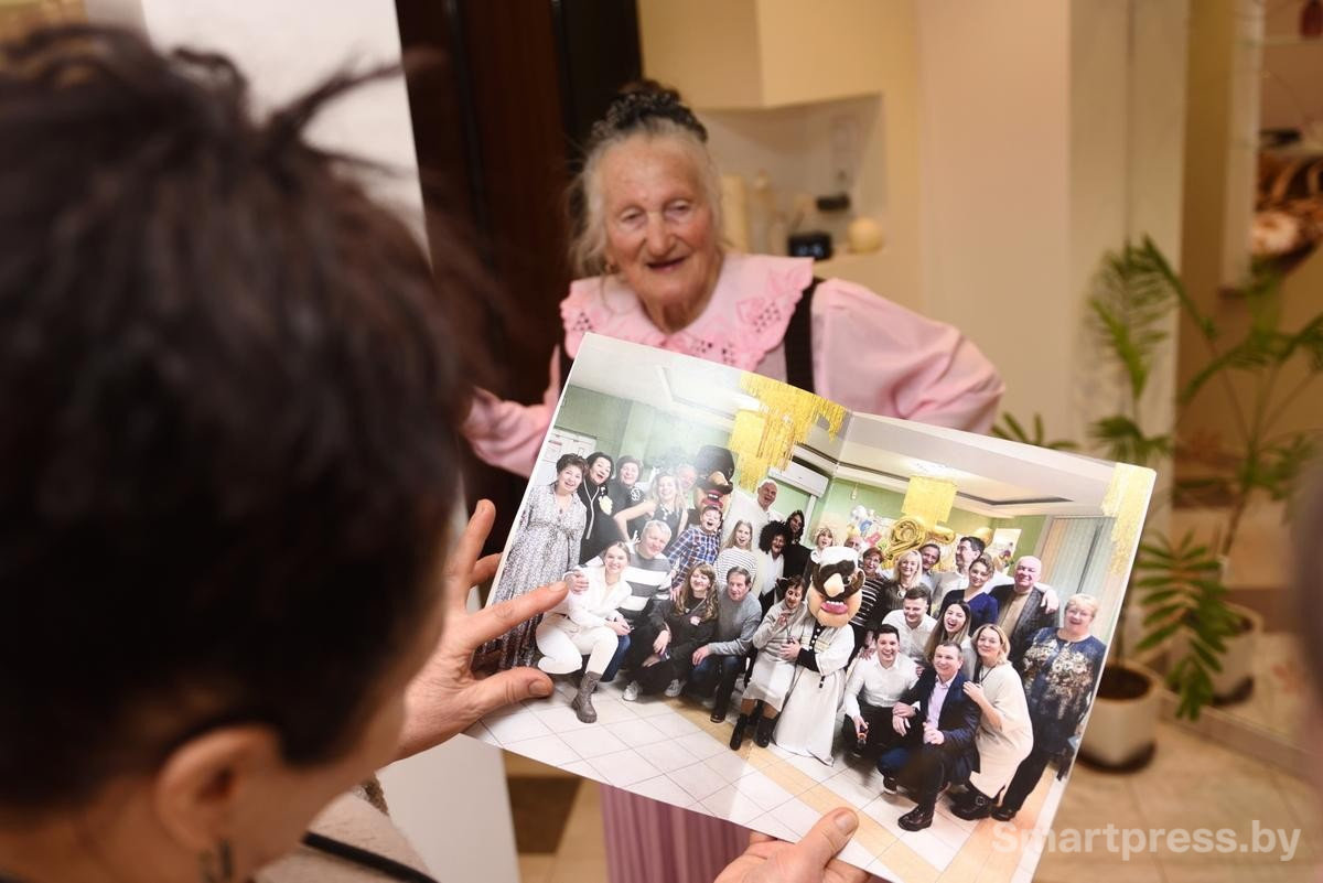 15-Свой 85-летний юбилей Екатерина Парфеновна отметила с размахом в кругу родных.jpg