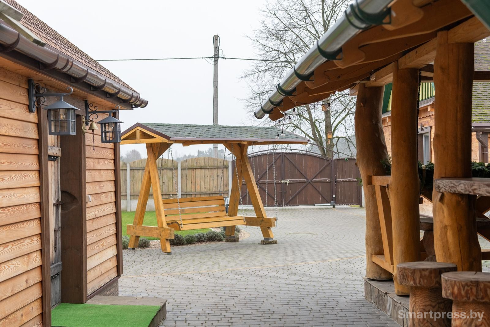 10-Во дворе агроусадьбы.jpg