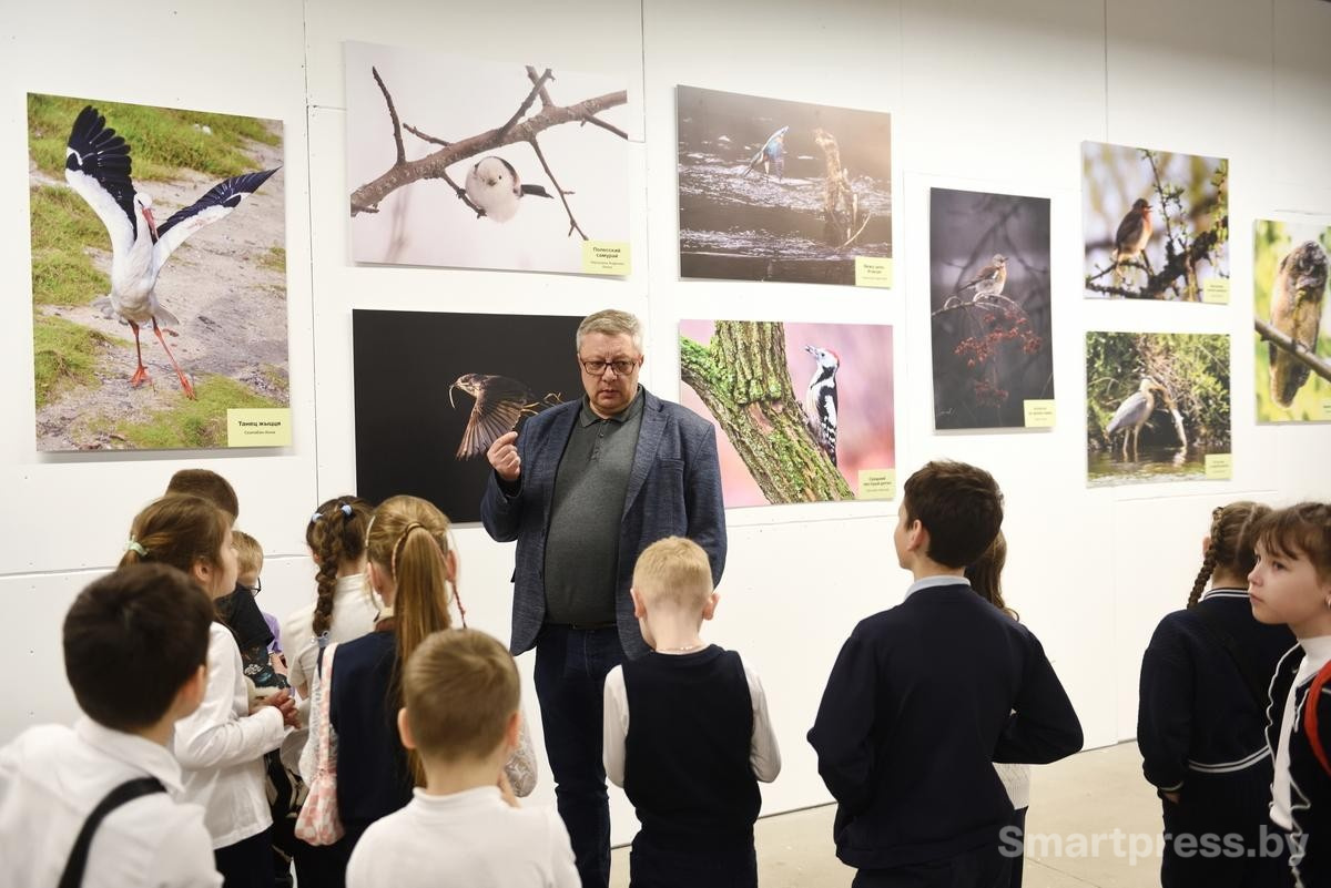10-Вячеслав Зенькович и школьники на фотовыставке Дикая природа Беларуси 2025.jpg