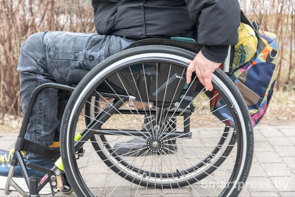 Ольга Корнеева на инвалидной коляске.jpg