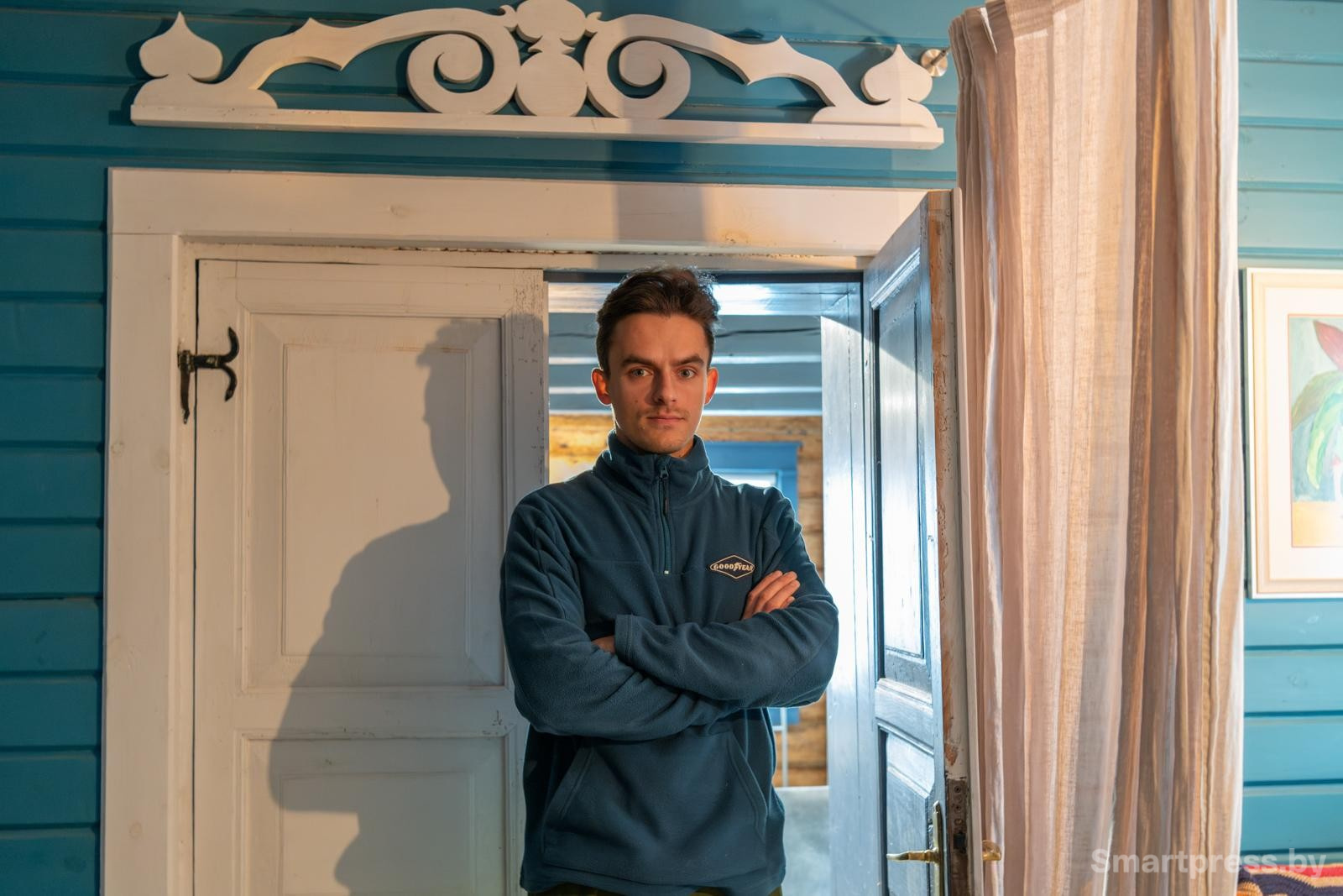 8-Роман Жук в деревенском доме.jpg