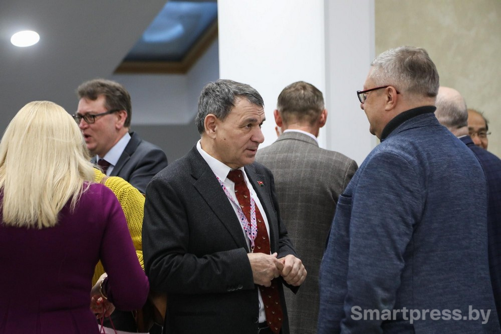 3-Заместитель генерального директора Фармлэнд Василий Горбатенко (в центре).jpg