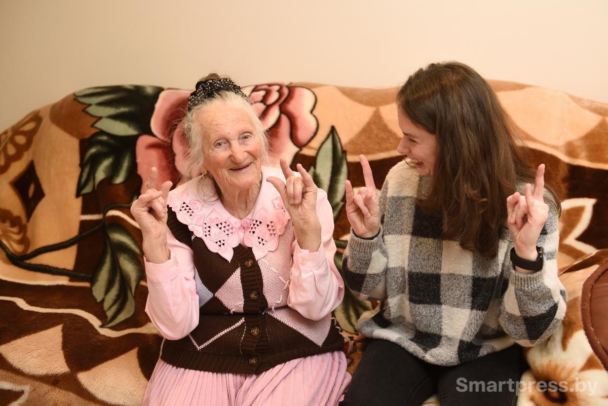 13-Пенсионерка увлекается Мудрами определенные жесты руками так называемая йога для пальцев.jpg