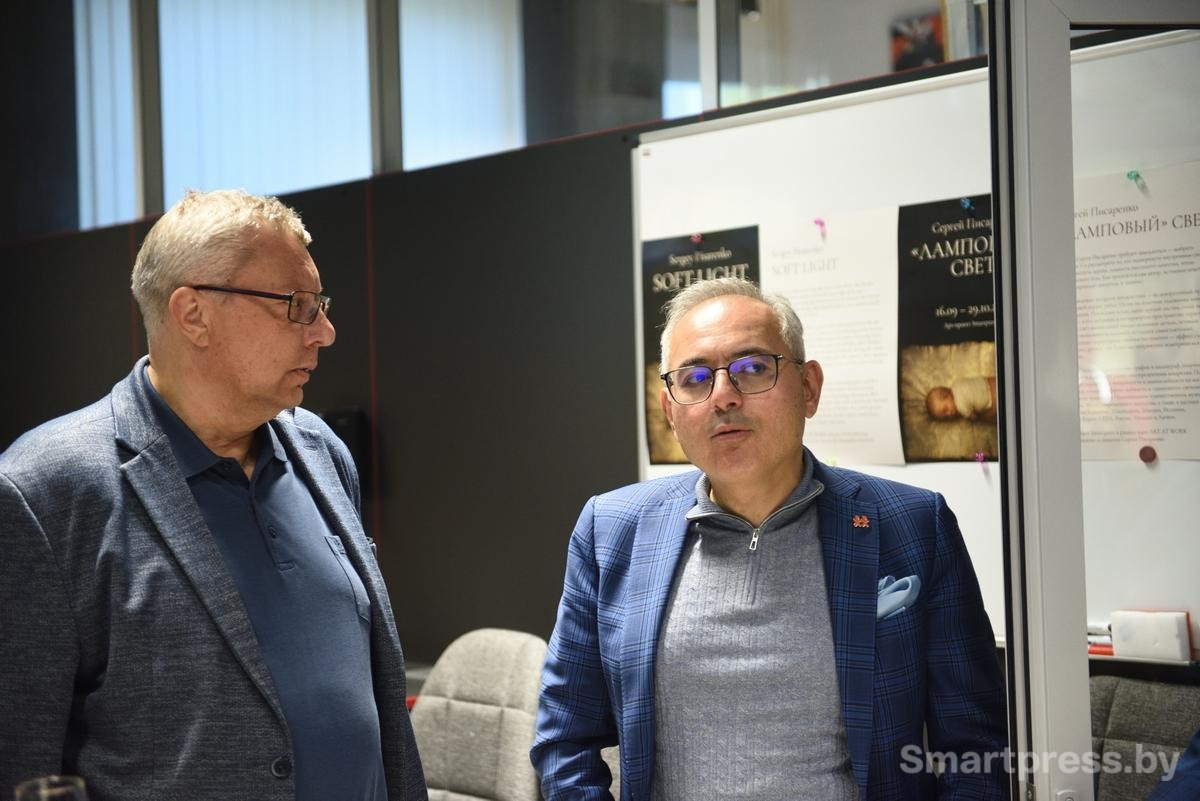 6-Директор Smartpress Вячеслав Зенькович и гендиректор сети Соседи Вадим Аванесов.jpg