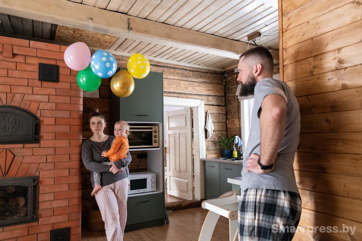 15-Первые три месяца жизни в деревне семья мылась в тазике возле печки.jpg