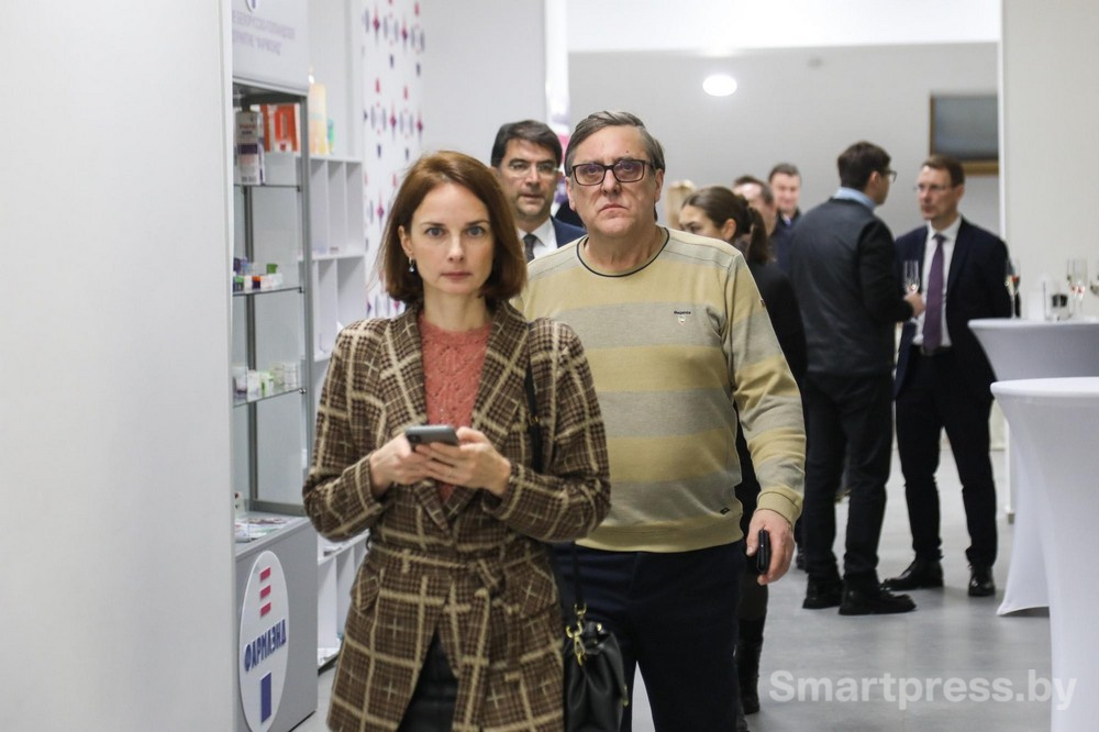 14-Сотрудница пресс-службы МТБанк Лариса Абрамчук и директор телекомпании 8 канал Петр Черноморец.jpg