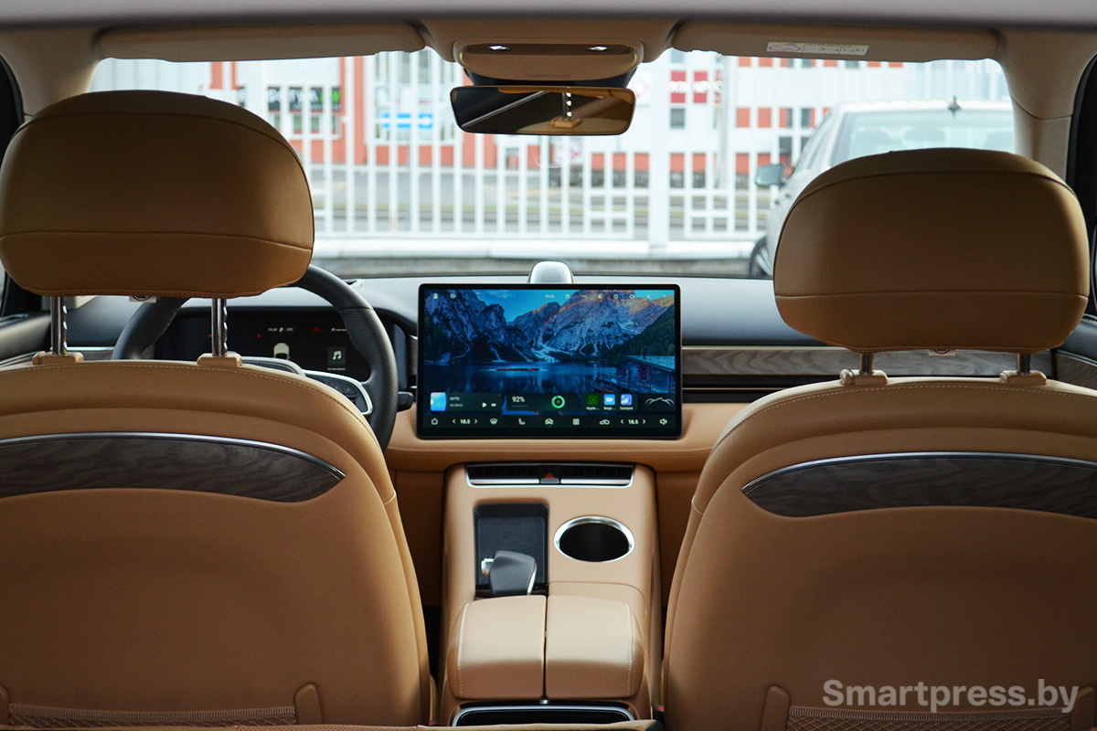 Вид на торпедо с заднего дивана.JPG