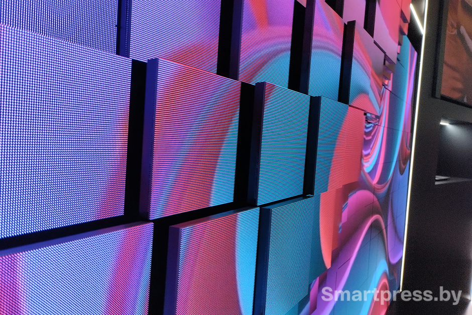 Светодиодная стена с выдвижными блоками