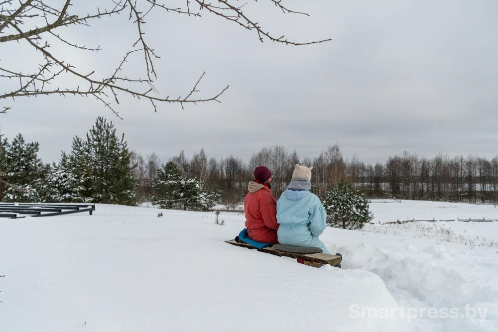 18-Иван и Люба на участке рядом с домом.jpg