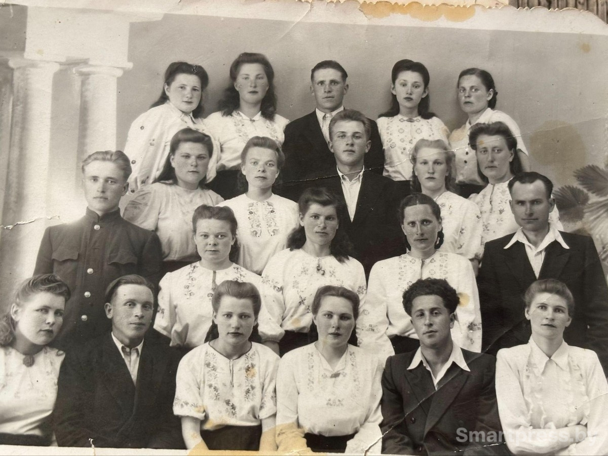 7-Алёна Александровна в хоре. На кадре в верхнем ряду крайняя слева.jpg