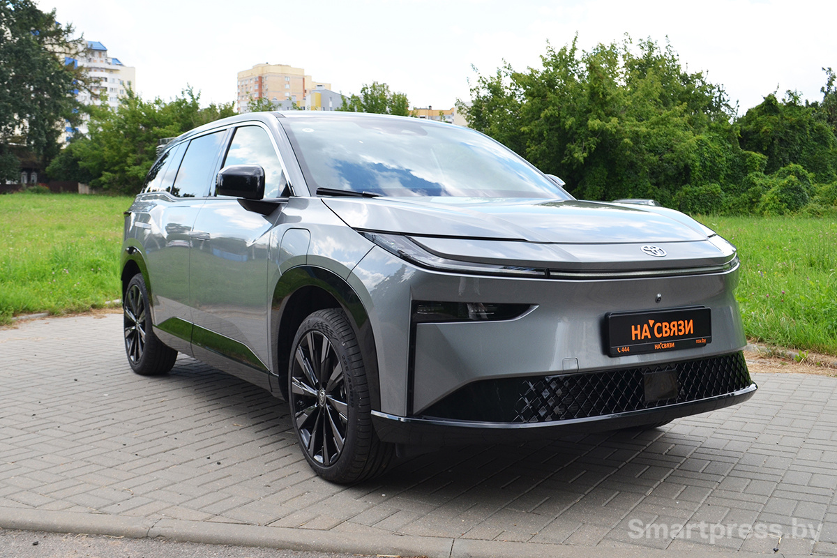 Toyota bZ3X спереди справа.JPG