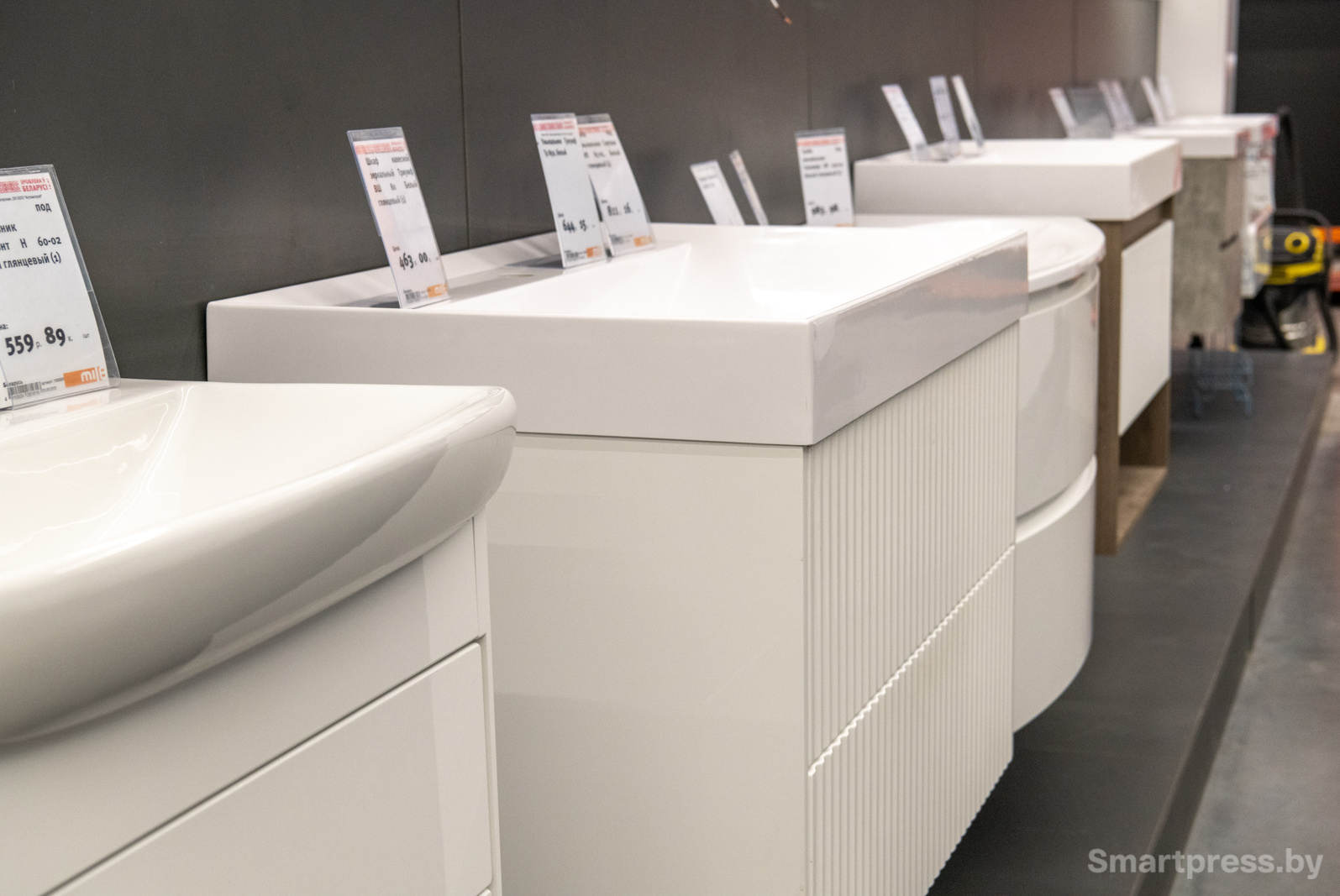 Раковину лучше подбирать под цвет столешницы или тумбы