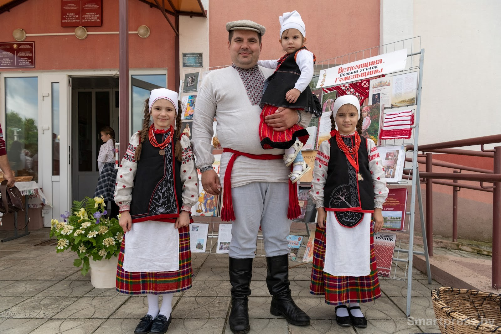 20-Виктор Шипков приехал в Столбун вместе с дочками.jpg