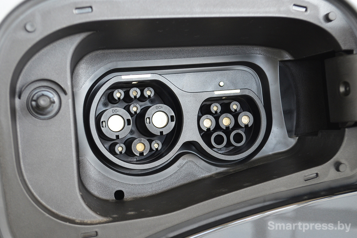 Toyota bZ3X оснащена зарядными разъемами стандарта GBT.JPG