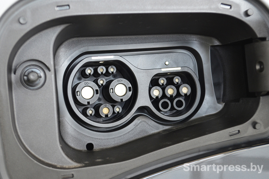 Toyota bZ3X оснащена зарядными разъемами стандарта GBT.JPG