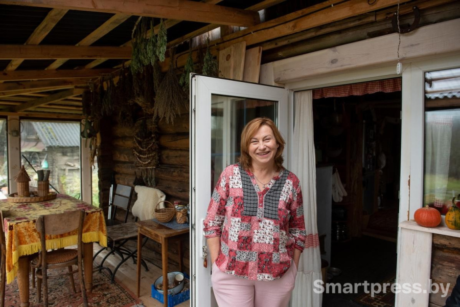 4-Тамара показывает террасу которую построили специально для гостей.jpg