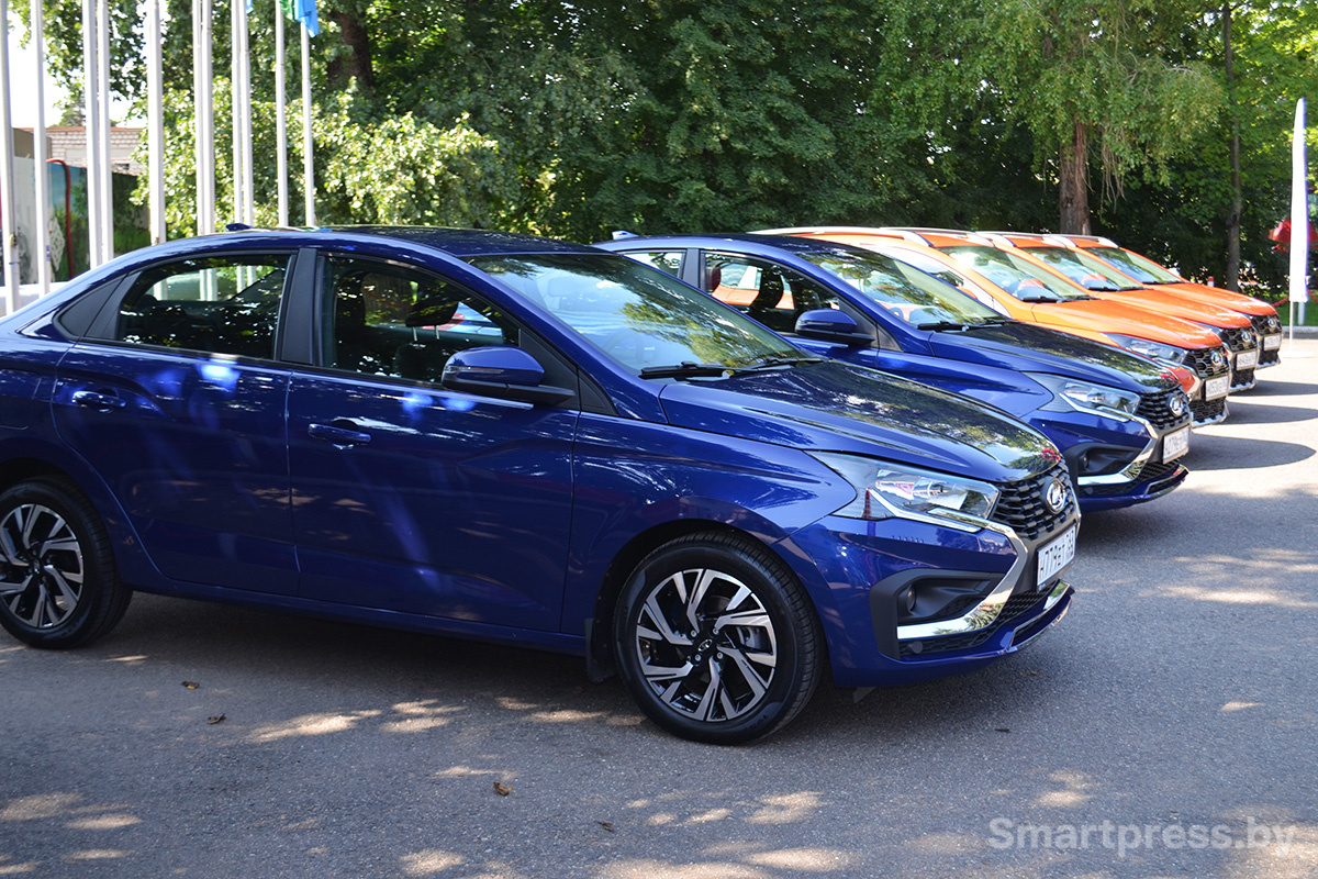 Lada Iskra на парковке МТЗ