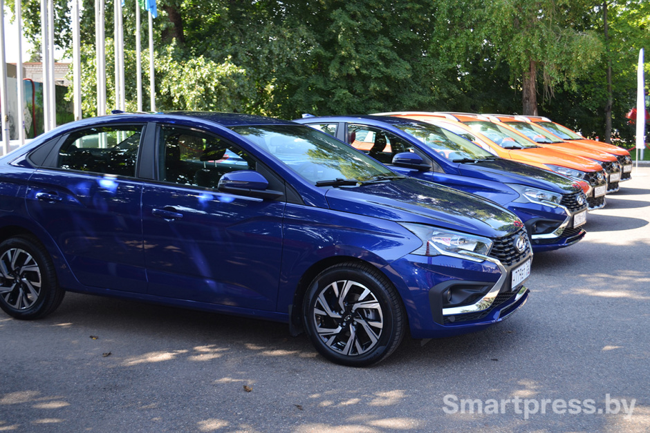 Lada Iskra на парковке МТЗ