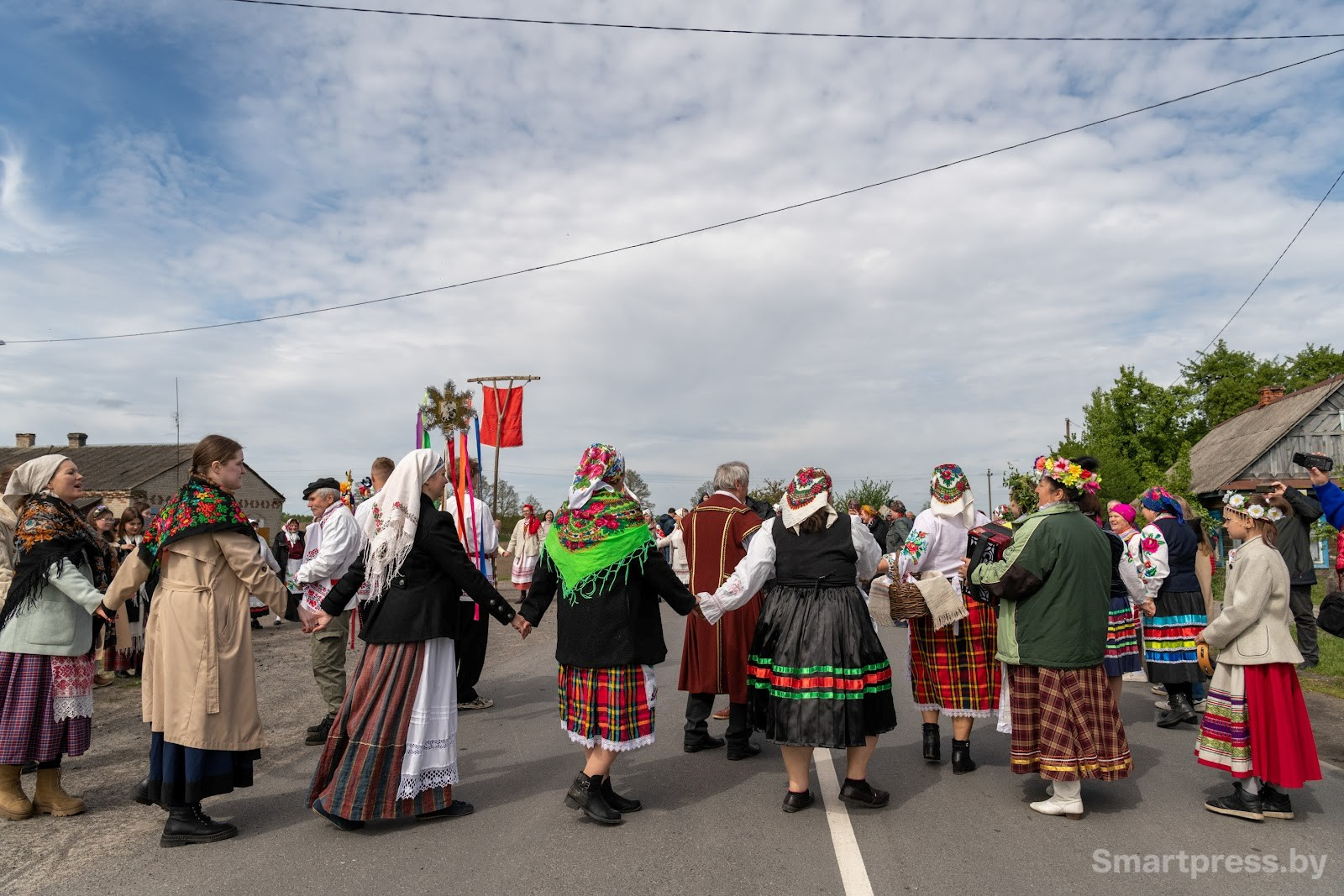 В деревне Погост водят Юрьевский хоровод 25.jpg