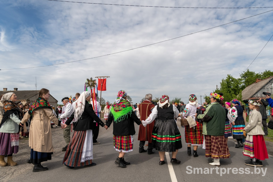 В деревне Погост водят Юрьевский хоровод 25.jpg В деревне Погост водят Юрьевский хоровод 25.jpg