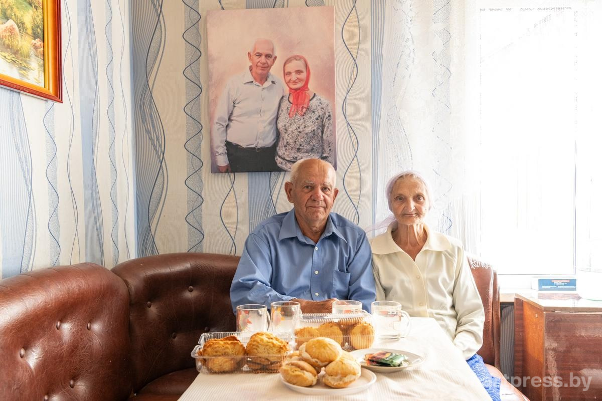 24-Павел и Екатерина Телушко за столом.jpg
