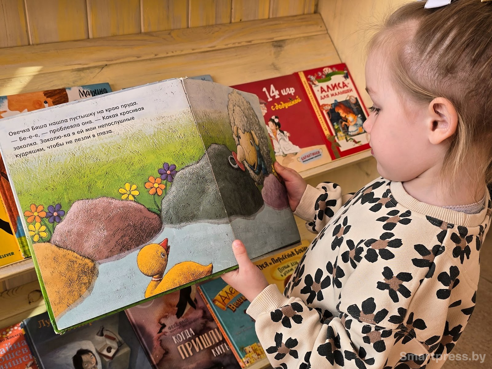 Посетительница минской детской библиотеки 4 Стефания 1.jpg