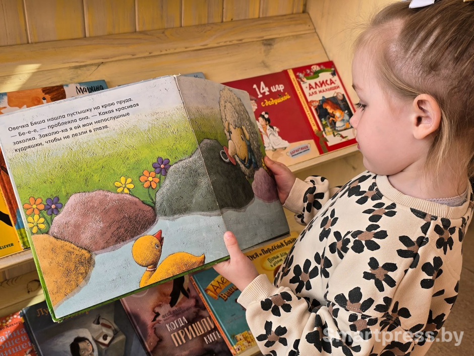 Посетительница минской детской библиотеки 4 Стефания 1.jpg